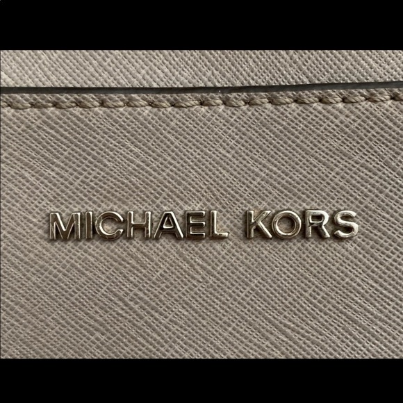 Michael Kors Grey Jet Set Crossbody Bag - Picture 5 of 10